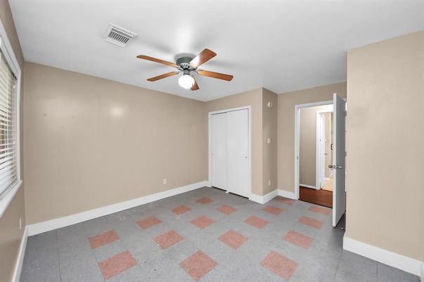 Empty room, Interior