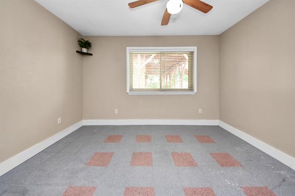 Empty room, Interior