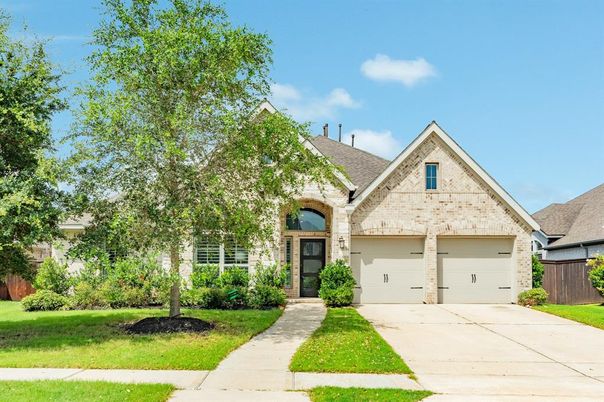 Attached, Exterior, Facade, Brick Traditional
