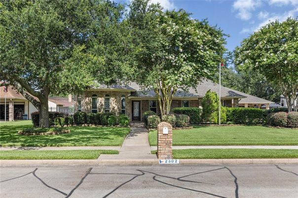 Exterior, Facade, Brick Facade, Ranch