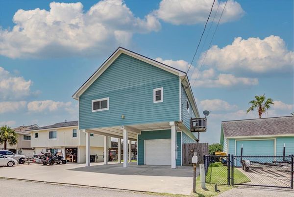 Attached, Exterior, Facade, Farmhouse