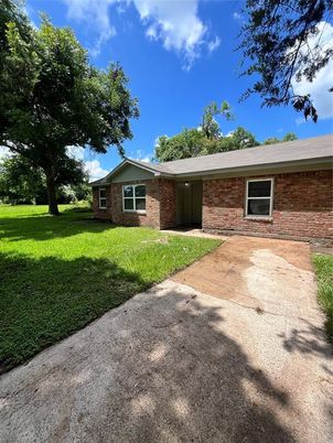 Exterior, Facade, Brick Facade, Ranch