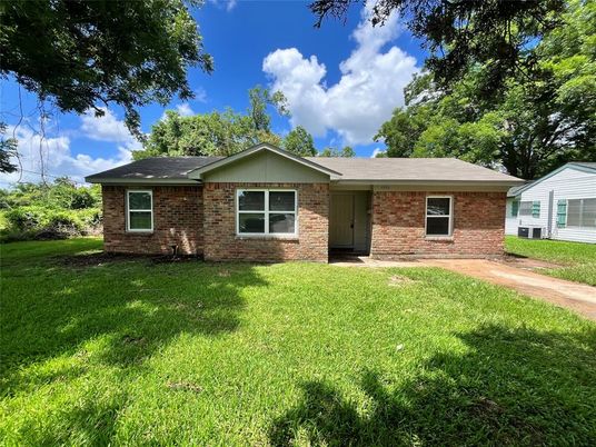 Exterior, Facade, Brick Facade, Ranch