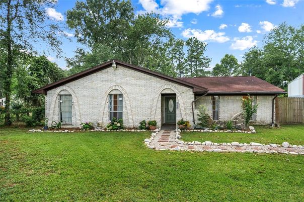 Backyard, Exterior, Facade, Brick Facade, Ranch