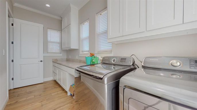 Interior, Recessed Lighting, Washer, Wood Texture Flooring