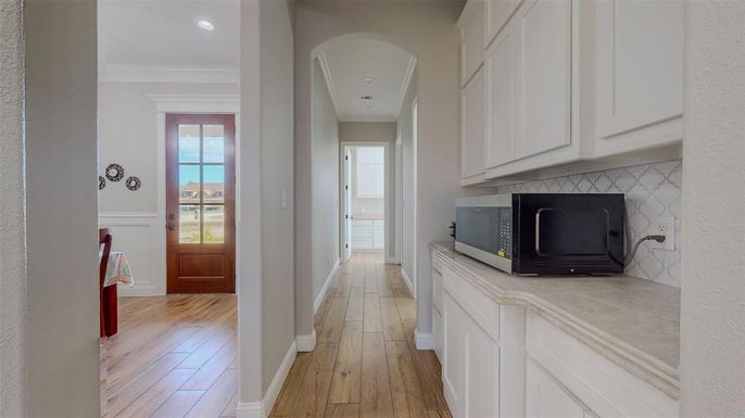 Interior, Recessed Lighting, Wood Texture Flooring