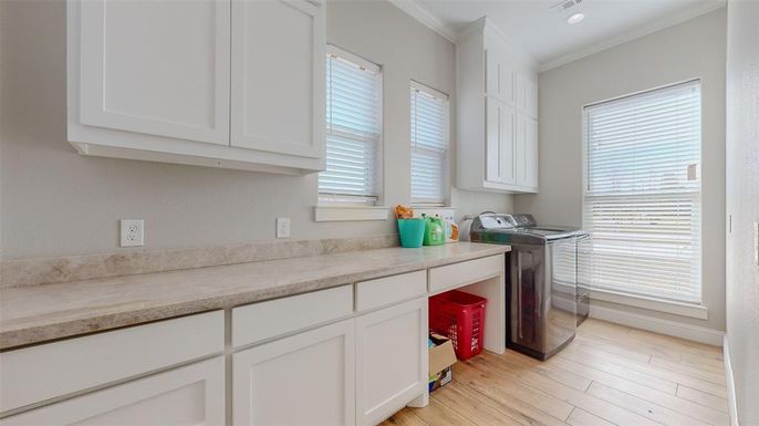 Interior, Recessed Lighting, Washer, Wood Texture Flooring