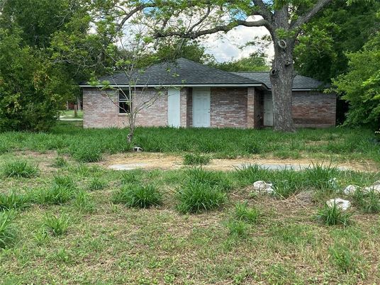Backyard, Exterior, Facade, Brick Facade, Ranch