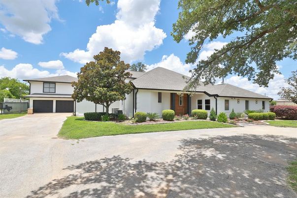 Exterior, Facade, Ranch