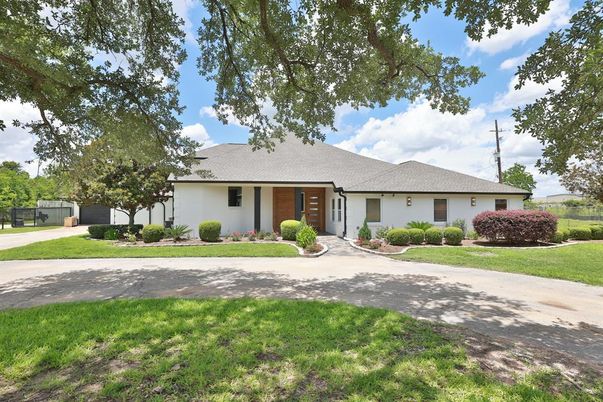 Backyard, Exterior, Facade, Brick Facade, Ranch