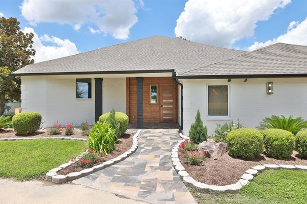 Exterior, Facade, Ranch