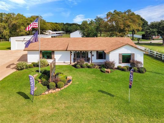 Backyard, Exterior, Facade, Ranch