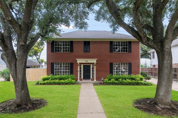 Exterior, Facade, Brick Facade, Georgian