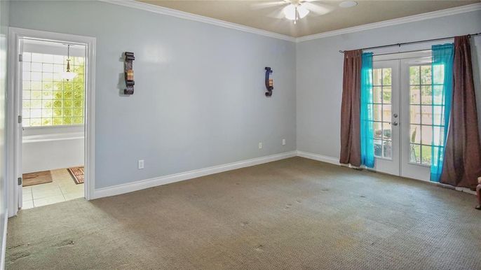 Empty room, Interior