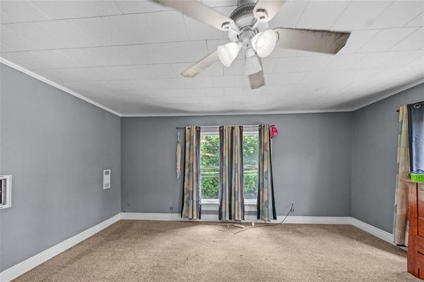 Empty room, Interior