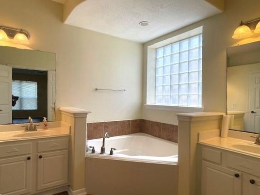 Bathroom, Dual Sink Vanities, Interior, Recessed Lighting