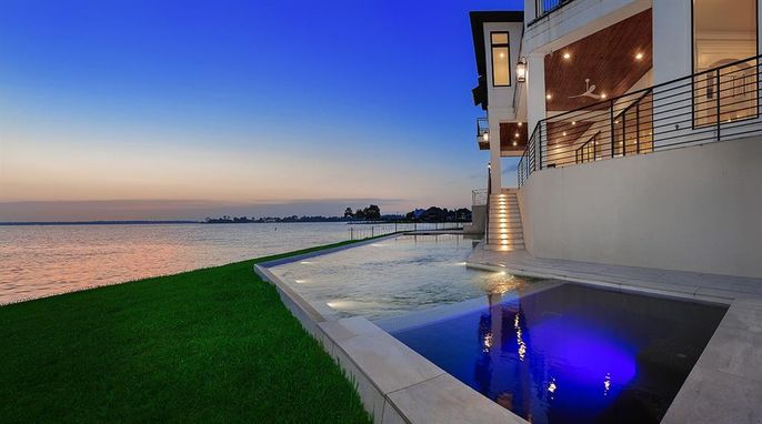 Exterior, Pool, Water