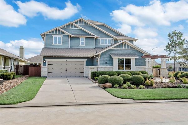 Attached, Exterior, Facade, American Craftsman