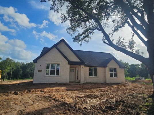Backyard, Exterior, Facade, Brick Facade, Ranch