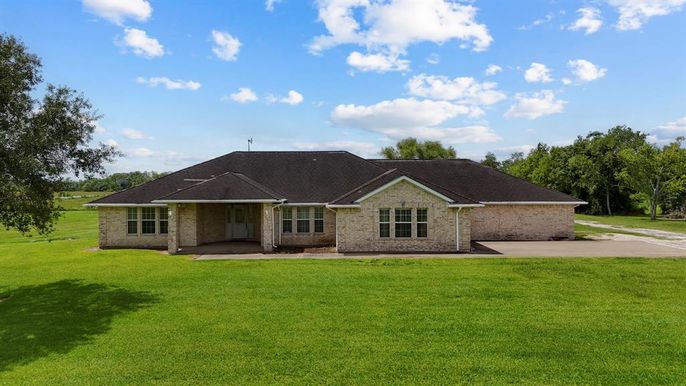Backyard, Exterior, Facade, Brick Facade, Ranch