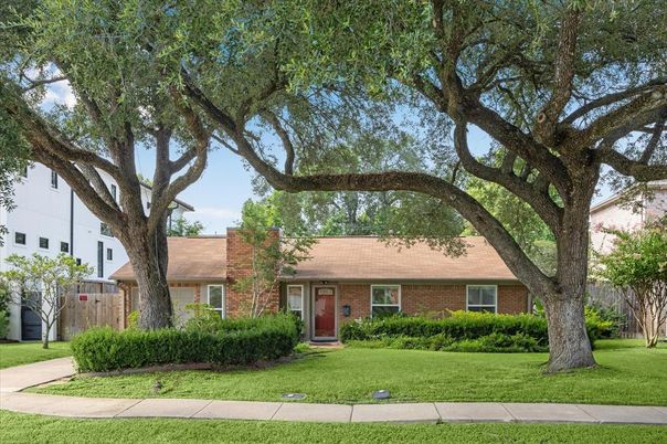 Exterior, Facade, Brick Facade, Ranch