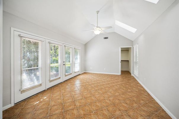 Empty room, Interior