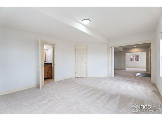 Empty room, Interior