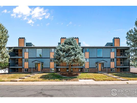 Exterior, Facade, Modern