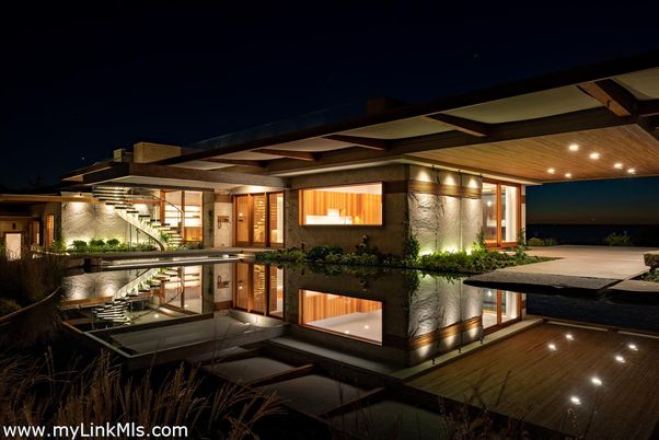 Exterior, Facade, Modern