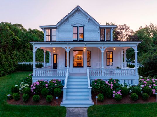 Exterior, Facade, Queen Anne Victorian