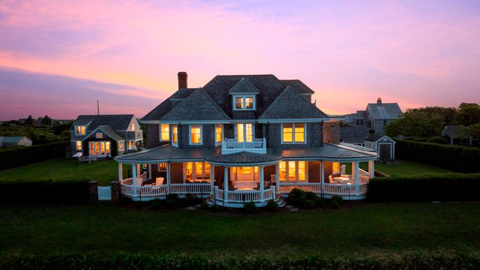 Backyard, Exterior, Facade, Queen Anne Victorian