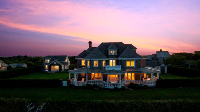 Backyard, Exterior, Facade, Queen Anne Victorian