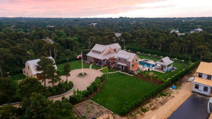 Exterior, Drone