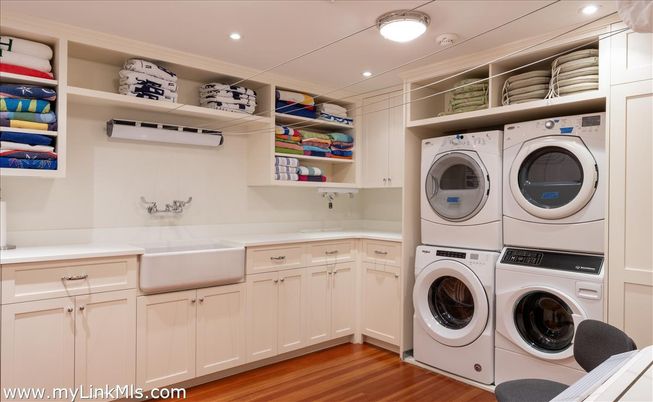 Interior, Recessed Lighting, Washer, Wood Texture Flooring