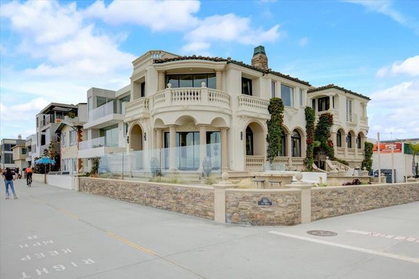 Exterior, Facade, Mediterranean
