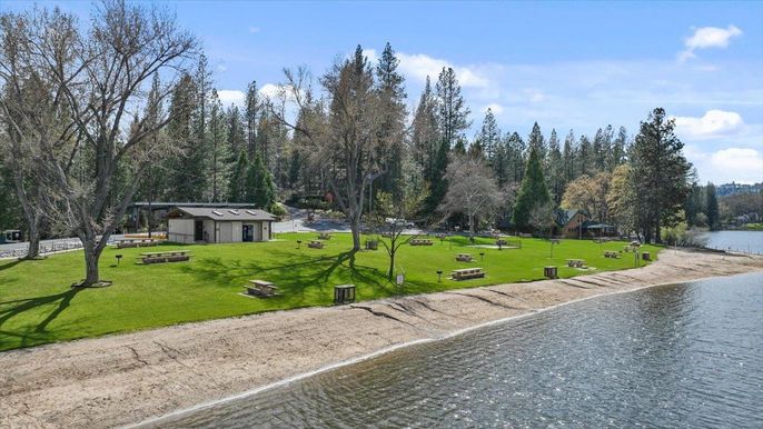 Exterior, Lake