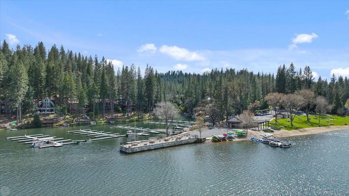 Exterior, Lake