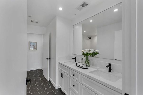 Bathroom, Dual Sink Vanities, Interior, Recessed Lighting