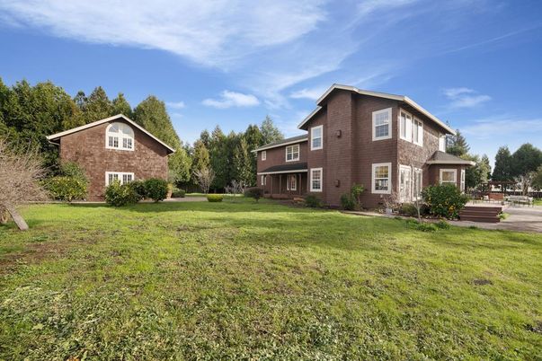 Backyard, Exterior, Facade, Brick Facade, Brick Traditional