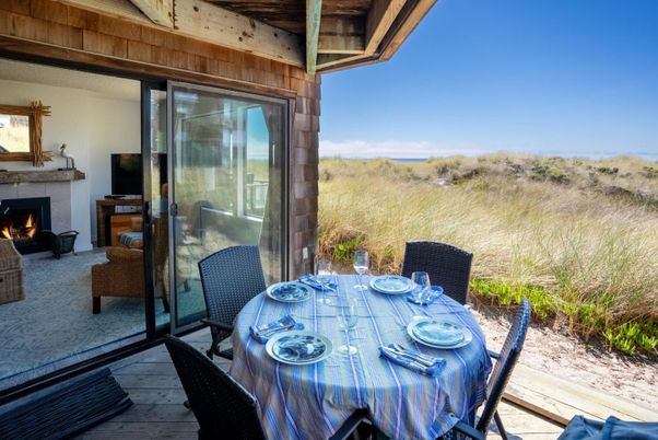 Dining room, Exterior, Fireplace