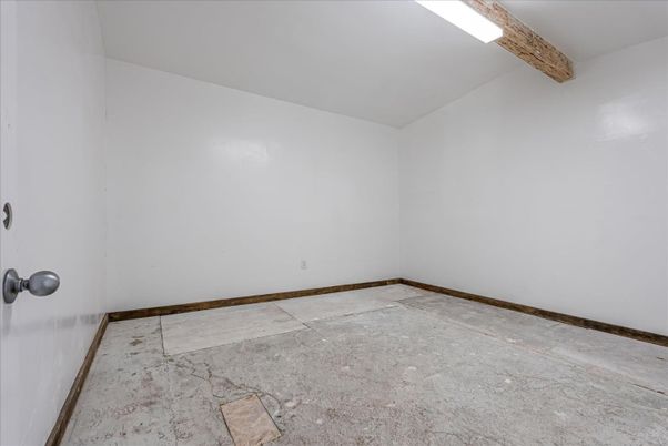 Empty room, Interior, Wooden Beams