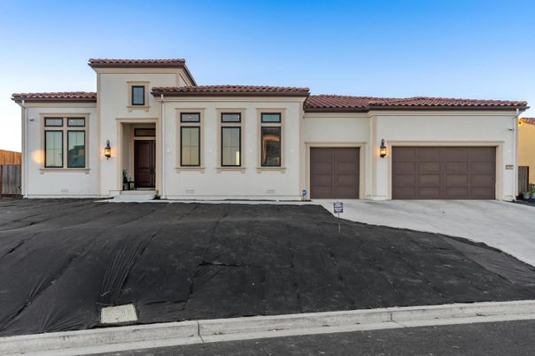 Attached, Exterior, Facade, Mediterranean