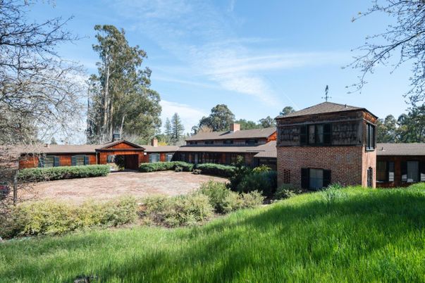Backyard, Exterior, Facade, Brick Facade, Modern