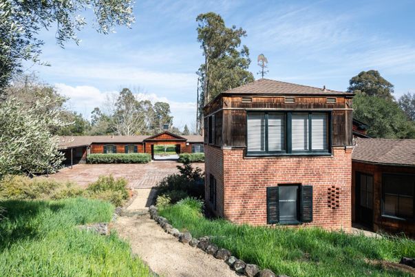Backyard, Exterior, Facade, Brick Facade, Modern
