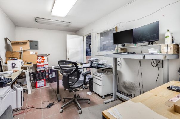 Home Office, Interior