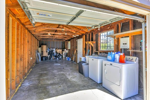 Interior, Washer, Wooden Beams