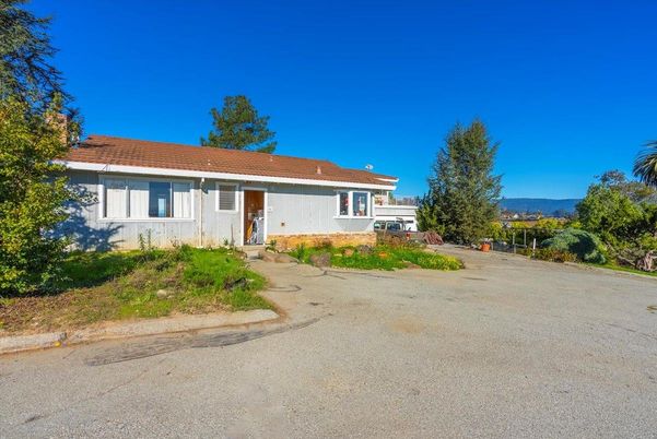 Exterior, Facade, Ranch