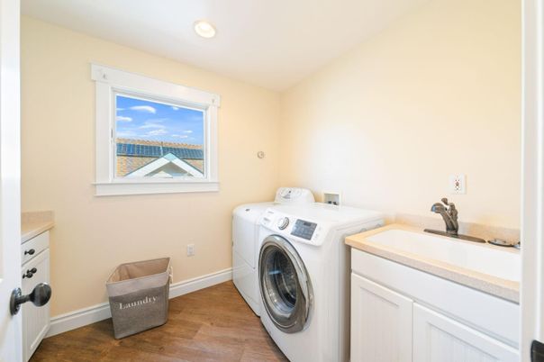 Interior, Recessed Lighting, Washer, Wood Texture Flooring
