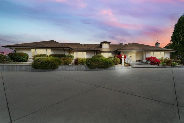 Exterior, Facade, Ranch