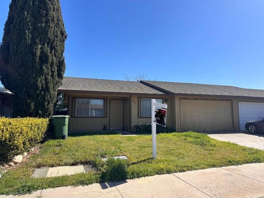 Attached, Exterior, Facade, Ranch